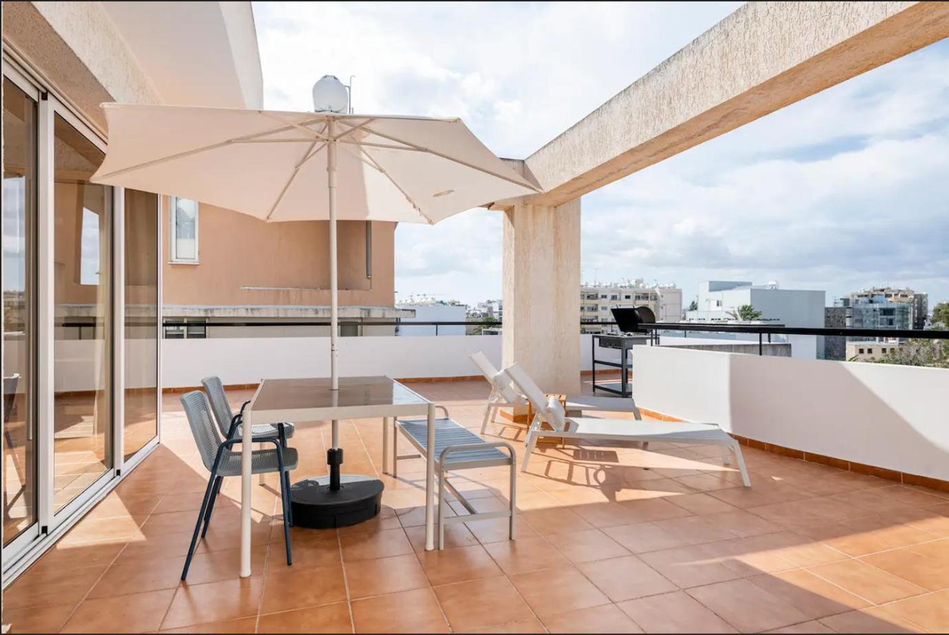 Top Floor Apartment City Center Ларнака Екстериор снимка