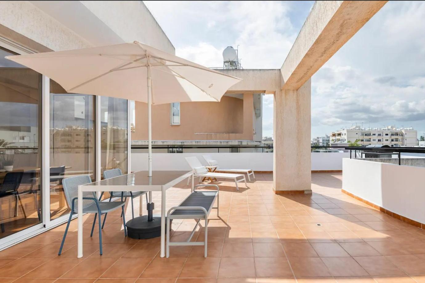 Top Floor Apartment City Center Ларнака Екстериор снимка